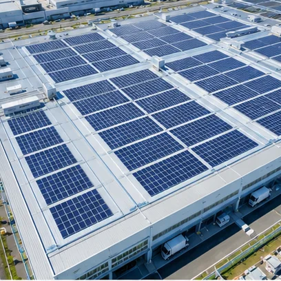 製造業の工場屋根に並ぶ太陽光