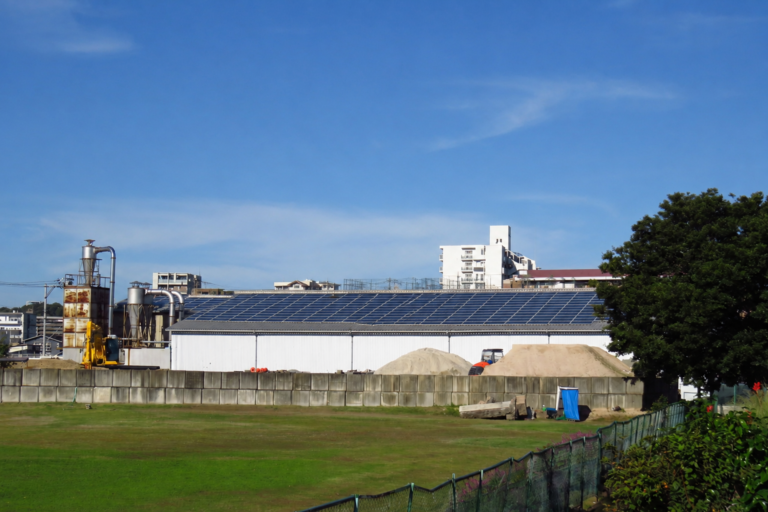 工場や倉庫の屋根の太陽光発電の設置義務化はいつから？対象や罰則、補助金を解説