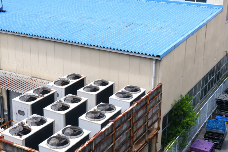 トタン屋根の太陽光発電｜設置費用・雨漏り対策とデメリットを解説